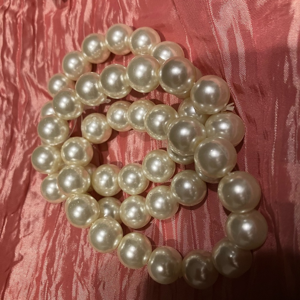 Women’s connected Flexibke 3 Pearl Bracelets